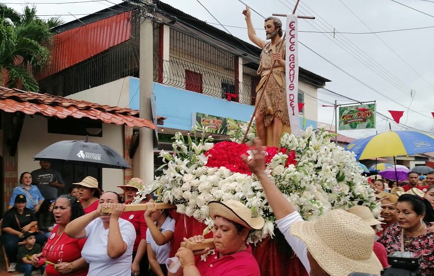 El calendario incluye la celebración de las novenas y presentaciones artísticas cada noche en el parque Unión de Chitré. Foto. Thays Domínguez
