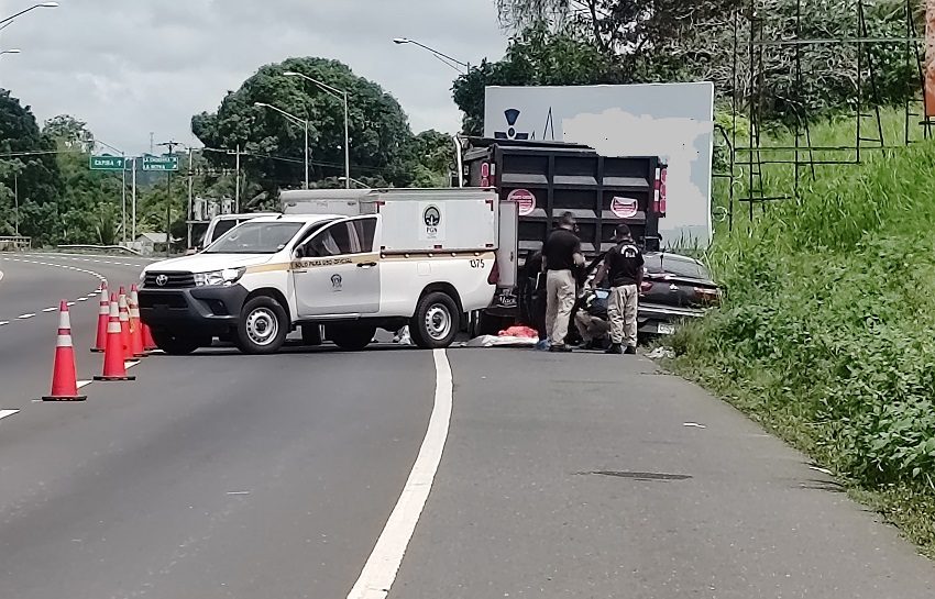 Los primeros informes indican que el conductor del camión de carga informó que, al sentirse cansado, optó por estacionarse a un lado de la carretera. Foto. Eric Montenegro