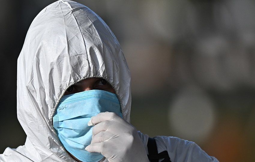 Un hombre se prepara para fumigar el ingreso del Zoológico en Brasilia (Brasil), en una fotografía de archivo. EFE/ Andre Borges