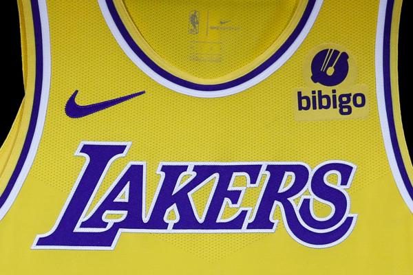 La familia Buss, propietaria de Los Angeles Lakers de la NBA, ha llegado a un acuerdo para vender una participación mayoritaria de la emblemática franquicia, valorada en 10.000 millones de dólares. Foto: EFE