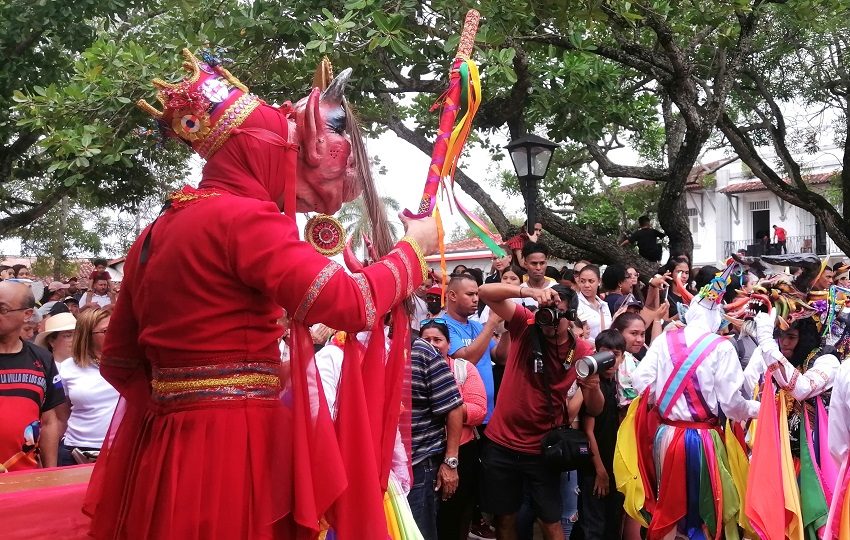 Desde tempranas horas, los personajes de la diablada se apoderaron del centro del pueblo.  Foto. Thays Domínguez