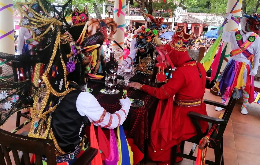 El momento culminante llegó cuando los diablos, tras un acto simbólico, realizaron un “pacto” en el que se reparten el mundo, reflejando el conflicto y la dualidad. Foto. Thays Domínguez