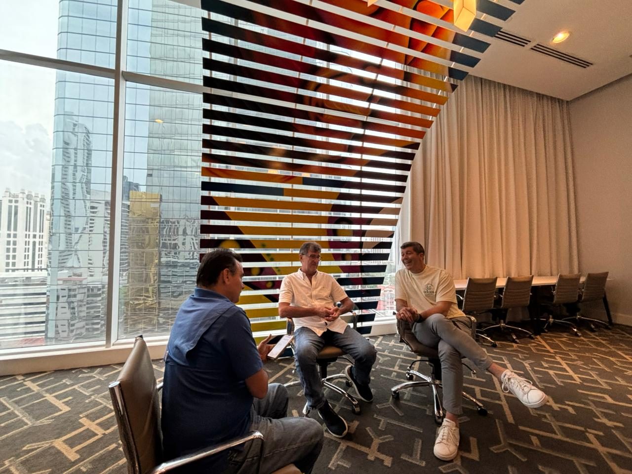 Mario Kempes (cent.) y Fernando Palomo (der.) de la cadena ESPN. Foto: Cortesía