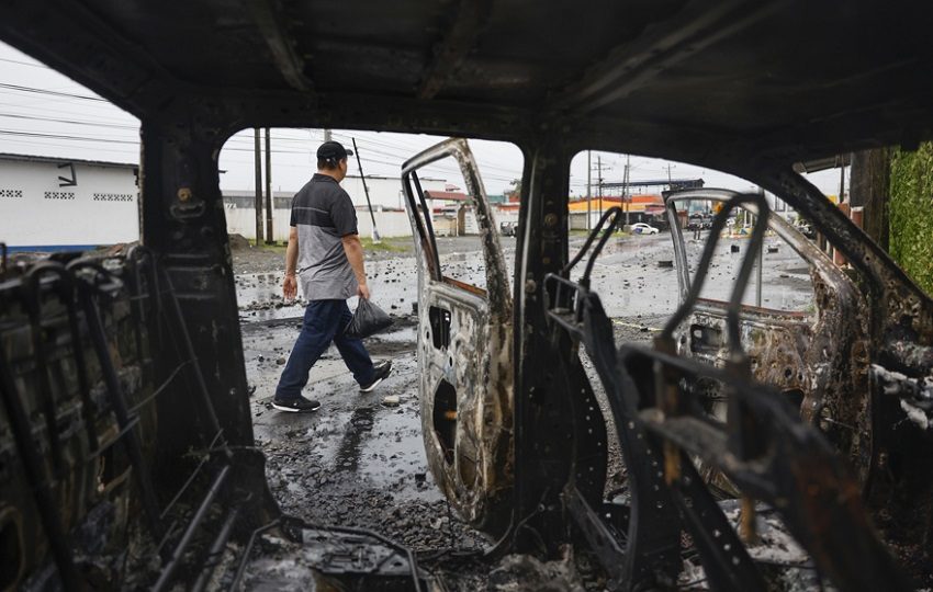 Auto incinerado por manifestantes. Foto: EFE/ Bienvenido Velasco