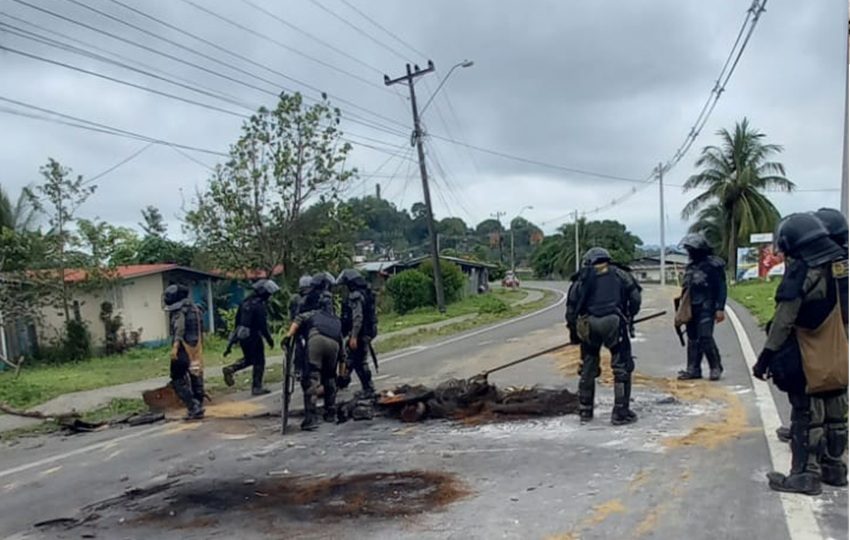 Unidades policiales limpian las calles tras los actos de vandalismo. Foto: Cortesía