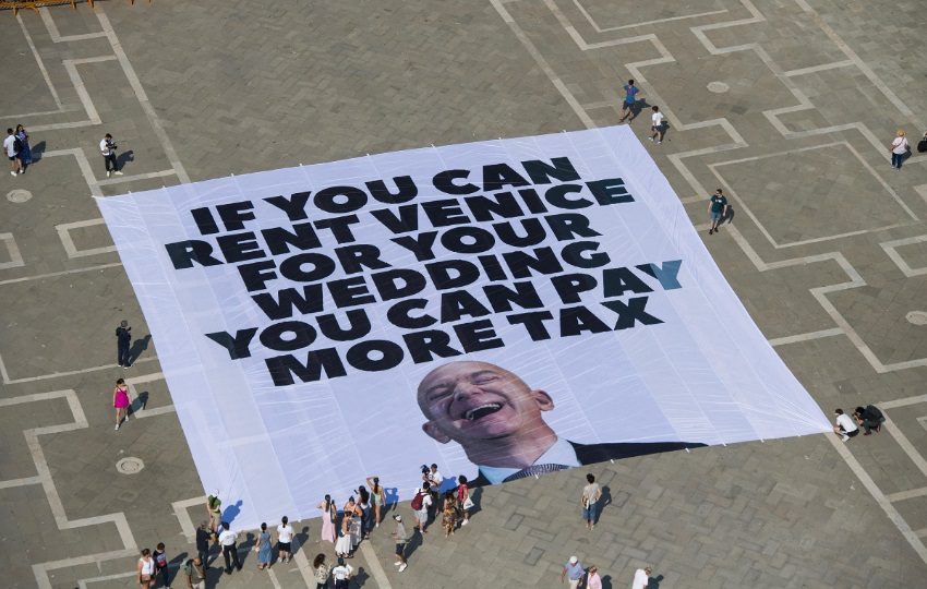 Pancarta contra Jeff Bezos. Foto: EFE / EPA / Greenpeace Press Office 