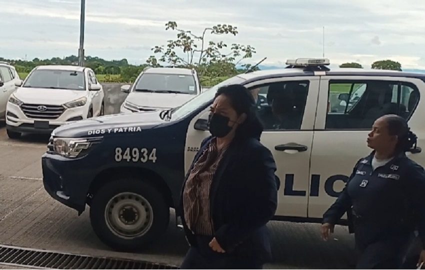 La abogada Maximiliana Cisneros,  fue detenida en una parada de autobús. Foto. Melquíades Vásquez