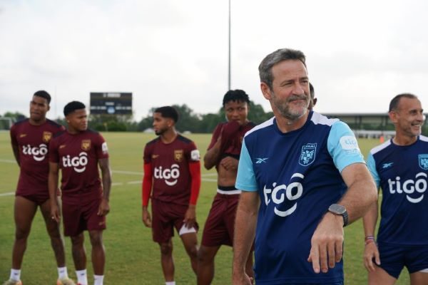 Thomas Christiansen en los entrenamientos de la selección de Panamá. Foto: FPF