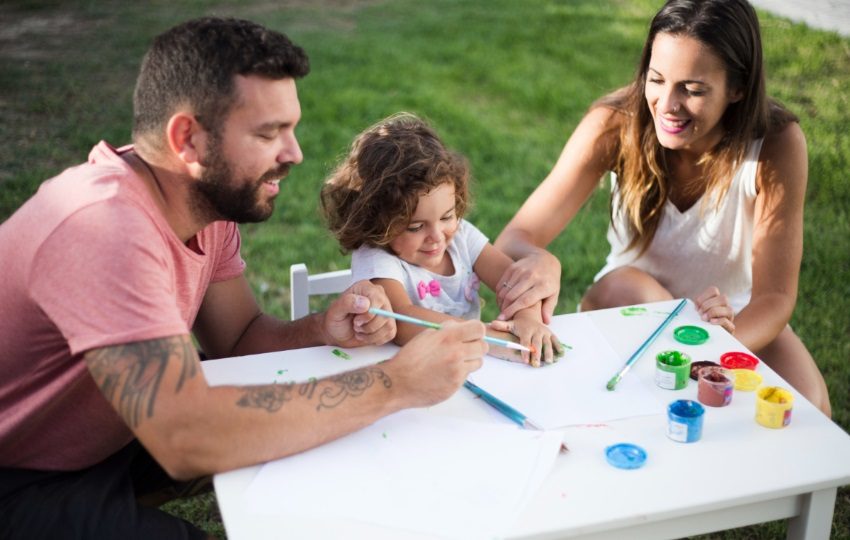 Taller de pintura familiar en el Museo de la Mola. Foto: Ilustrativa / Freepik