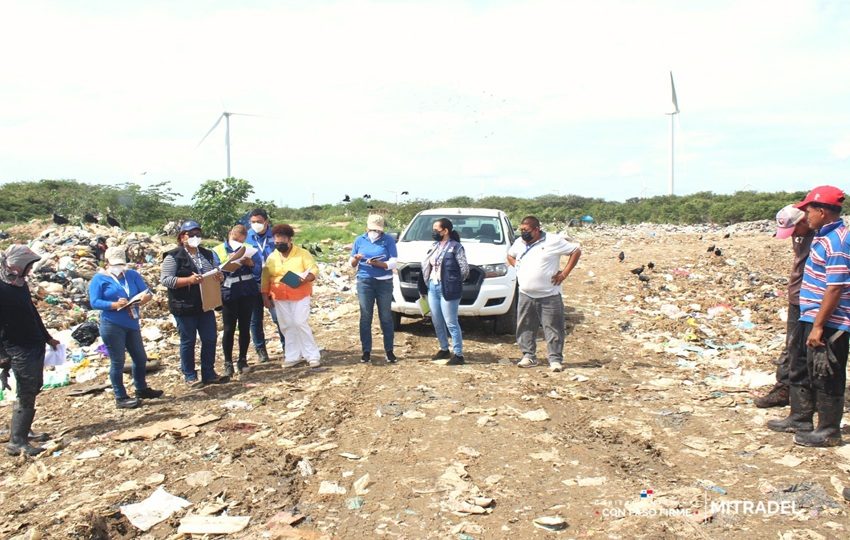 Los funcionarios enfatizaron en los riesgos que las personas menores de edad están  expuestos en los vertederos. Foto: Cortesía