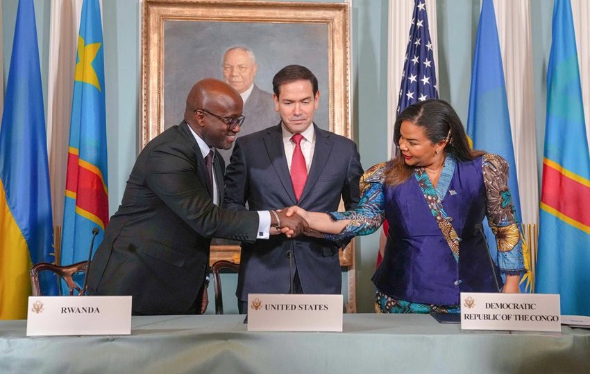 La ministra de Asuntos Exteriores de la República Democrática del Congo, Thérèse Kayikwamba Wagner (d), y el ministro de Asuntos Exteriores de Ruanda, Olivier Nduhungirehe. Foto: EFE