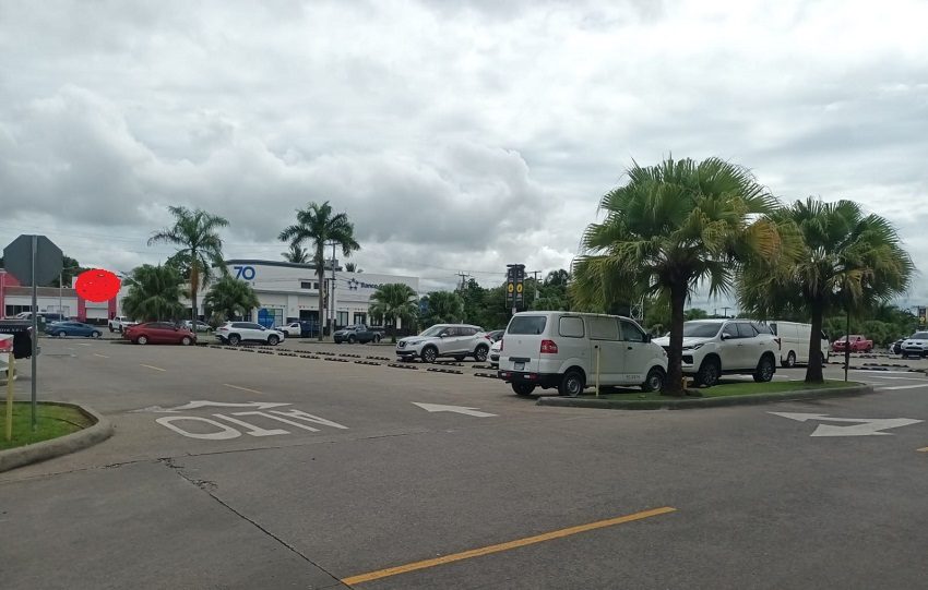 Dionicia Ortíz, residente de Santiago, señala que la plaza tiene un valor que va más allá de sus locales comerciales. Foto. Melquíades Vásquez