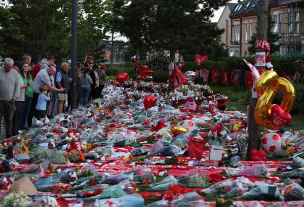La gente rinde homenaje al futbolista Diogo Jota en Anfield, la casa del Liverpool FC en Liverpool, Gran Bretaña. Foto: EFE