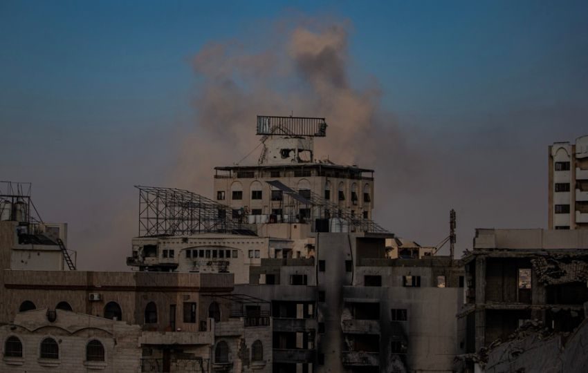 El humo se eleva al cielo gazatí tras un bombardeo de Israel. Foto: EFE