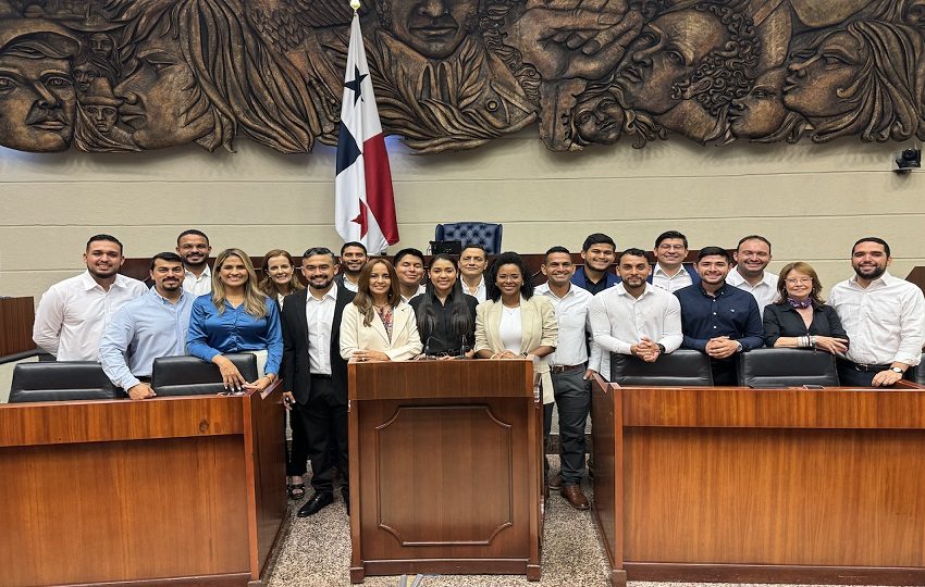 Miembros de la bancada independiente Vamos junto al diputado Betserai Richards. Foto: Cortesía