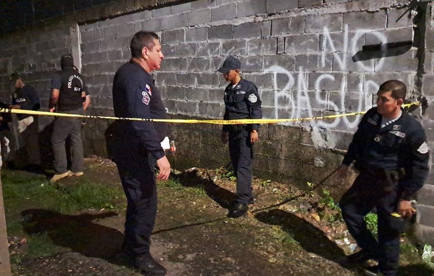 Policías acordonaron el lugar del hecho de sangre. Foto: Diómedes Sánchez
