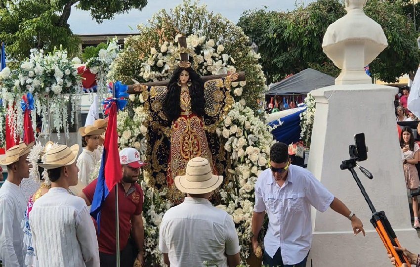 La celebración religiosa culmina el 19 de julio con la tradicional procesión de Santa Librada por las principales calles de Las Tablas, mientras que el día 20 se conmemora su fiesta patronal. Foto. Thays Domínguez