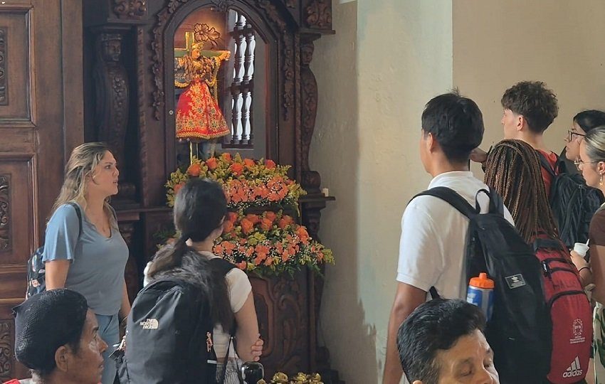 Una de las actividades más esperadas y simbólicas es la tradicional Caminata por la Paz, que cada año parte desde el distrito vecino de Guararé hasta Las Tablas. Foto. Thays Domínguez