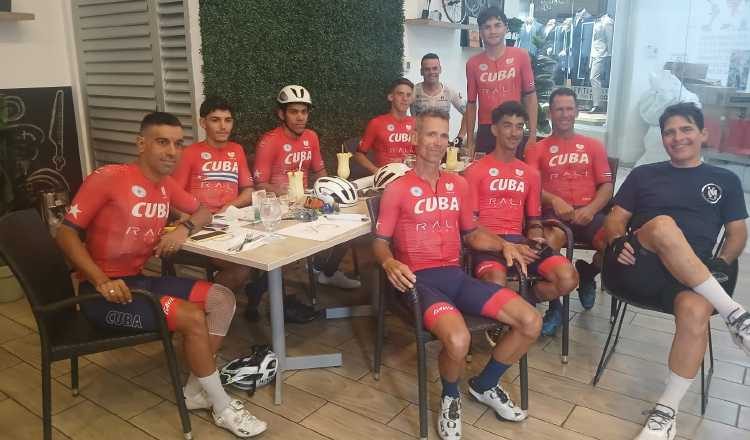 Ciclistas de Cuba y Vicente Carretero de Fepaci (der.) Foto: Jaime Chávez