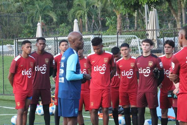 Jorge Dely Valdés, técnico de la Sub-20, habla con los jugadores. Foto. FPF