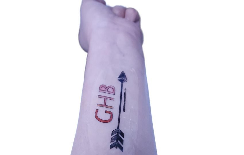 Tatuaje temporal que cambia de color tras la ingesta de una bebida que contenga droga. Foto: EFE