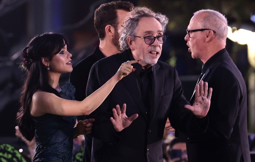 Jenna Ortega (i) y el cineastaTim Burton (c). Foto: EFE / José Méndez