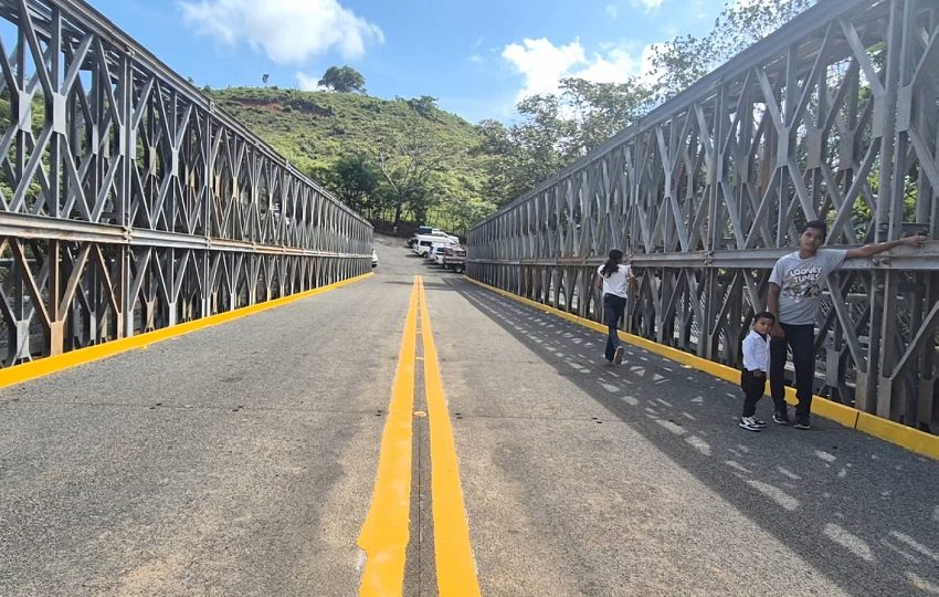 El puente cuenta con todas las condiciones de seguridad para el paso vehicular y peatonal, y su puesta en funcionamiento garantiza una conexión permanente y segura. Foto. Thays Domínguez
