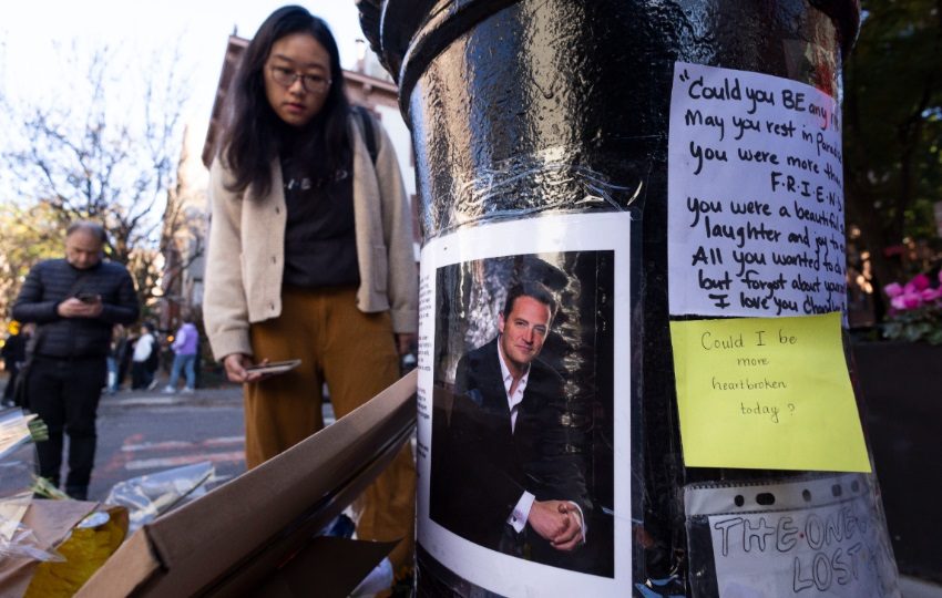 Personas colocando flores frente a un memorial del Matthew Perry. Foto: EFE / Justin Lane