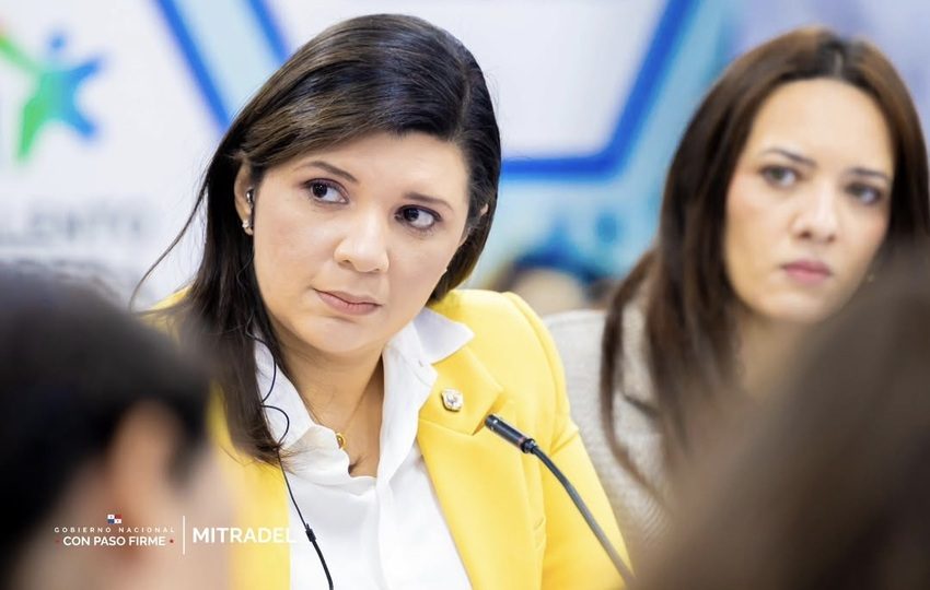 La ministra Jackeline Muñoz dijo que seguirán defendiendo a los trabajadores honestos. Foto: Cortesía