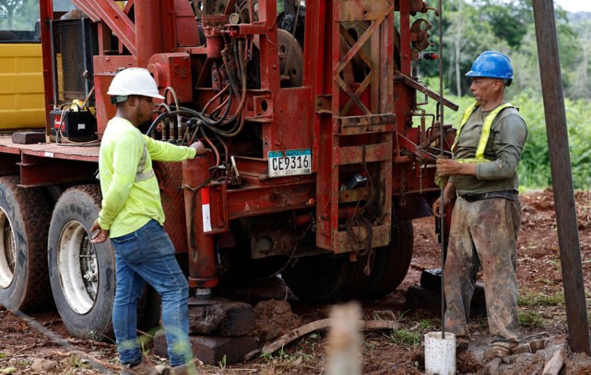  Trabajadores observan una máquina perforadora en el corregimiento Potrero Grande, en La Chorrera (Panamá). Foto: EFE
