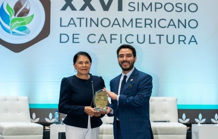 La Dra. Aracelly Vega durante el simposio en El Salvador. Foto: Cortesía