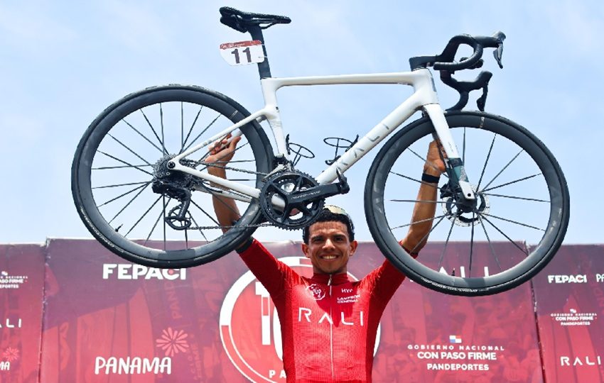 Franklin Archibold junto a la reina del tour, la Rali Evolve 2026.