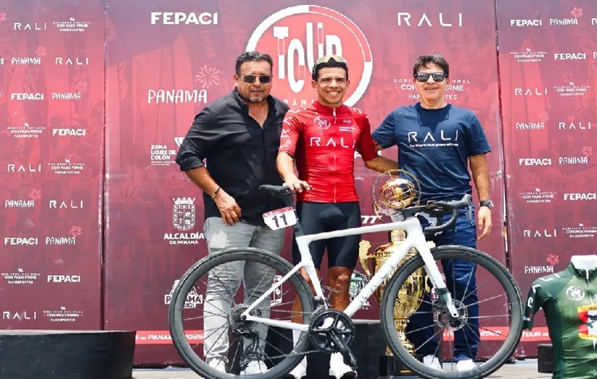 Archibold junto a Emer Samudio y Vicente Carretero. Foto: Cortesía