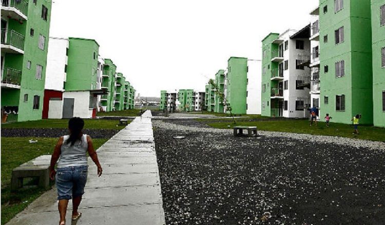 Edificios de Curundú, cuya cartera es manejada por el Banco Hipotecario. Los clientes que están al día serán los primeros beneficiados de la transformación de la entidad. Foto: Archivo