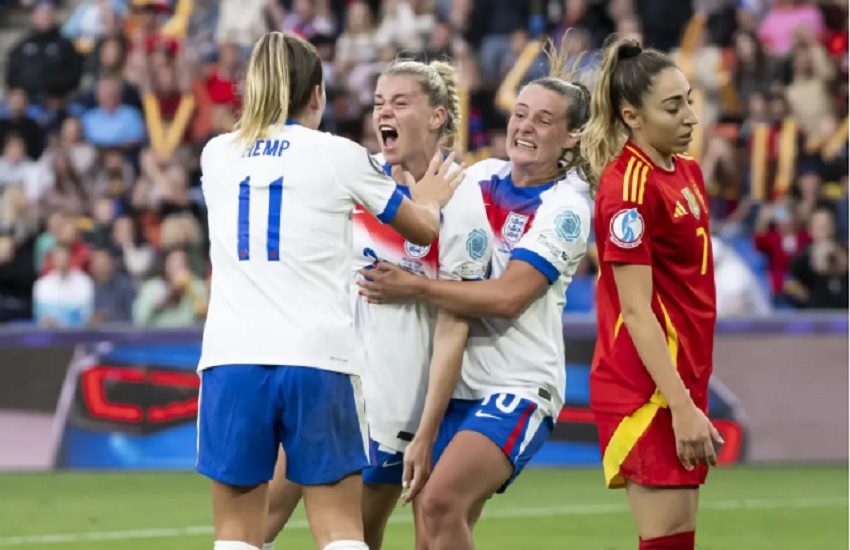La inglesa Alessia Russo (C) celebra el 1-1 con Lauren Hemp y Ella Toone (I) durante la final de la Eurocopa que juegan Inglaterra y España en Basilea. EFE/EPA/Georgios Kefalas