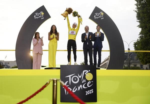 Pogacar festeja su triunfo en el Tour de Francia. Foto: EFE