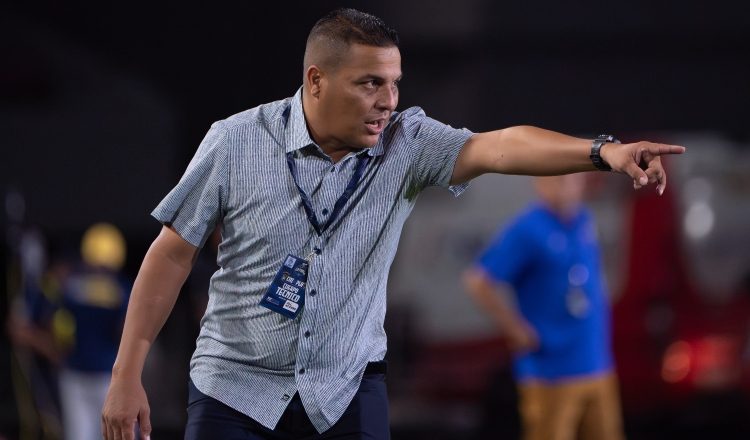 Franklin Narváez, técnico del CAI. Foto: EFE