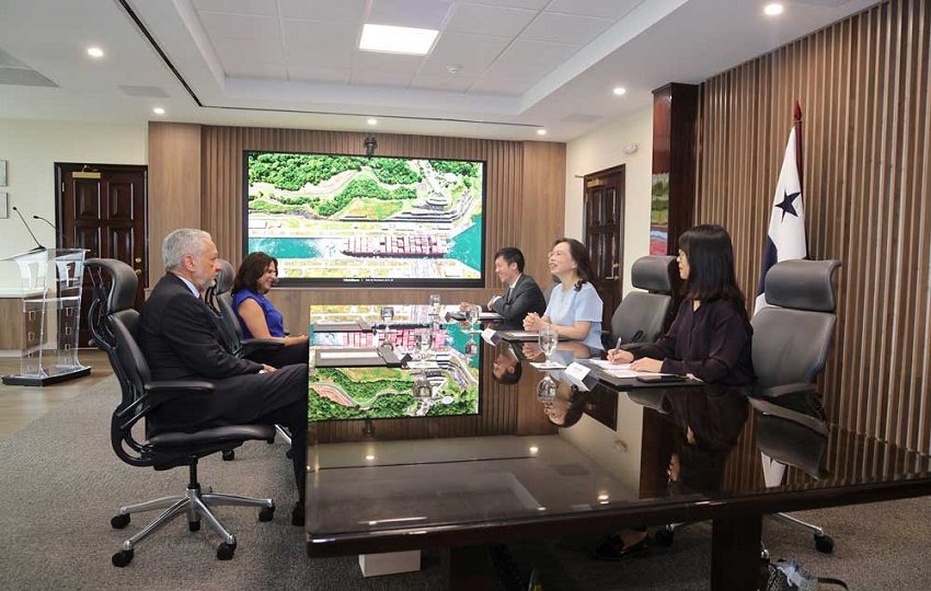 La embajadora de la República Popular China en Panamá, Xu Xueyuan, y el administrador de la vía, Ricaurte Vásquez. Foto: Cortesía