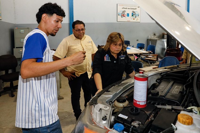 La directora del Inadeh observa uno de los cursos que se ofrecen. Foto: Cortesía Inadeh