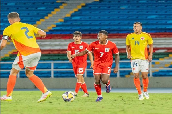 Didier Dawson, de Panamá (7), conduce el balón ante la mirada del colombiano Joel Romero (14).