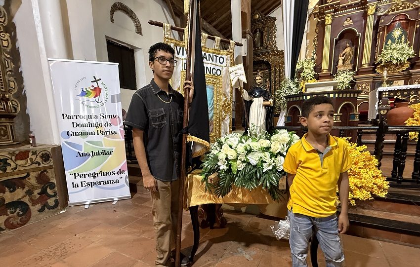 El padre Raúl De León, párroco de la iglesia de Parita, resaltó que la asistencia a las actividades religiosas ha ido en aumento, lo que demuestra el arraigo espiritual del pueblo hacia su patrono.  Foto. Melqupiades Vásquez