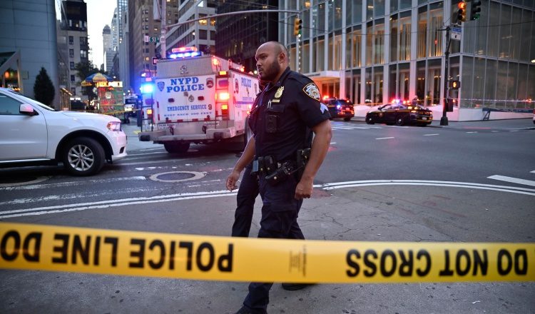 Agentes de la policía durante el incidente del tiroteo.  Foto:EFE