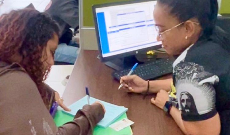 En el Ifarhu se han realizado jornadas extraordinarias para poder cumplir con pagos atrasados que se deben a los beneficiarios.  Cortesía