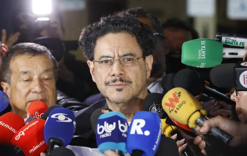 El senador de Colombia Iván Cepeda habla con medios de comunicación al finalizar la audiencia contra el expresidente Álvaro Uribe en Bogotá (Colombia). EFE