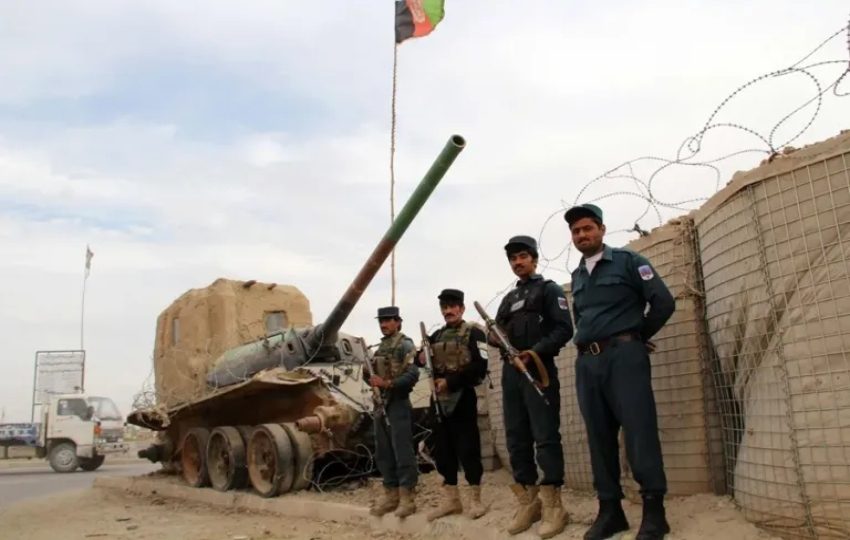 Oficiales de seguridad afganos montan guardia en un control de carretera en Helmand (Afganistán). Foto: EFE