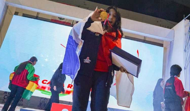 Ashley Castillo subió a lo más alto del podio en el torneo Panamericano de Ajedrez. Foto:Asbel Llorent / @asbelyn_