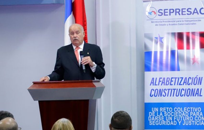 El profesor Miguel Antonio Bernal continúa con la alfabetización constitucional. Foto: Cortesía