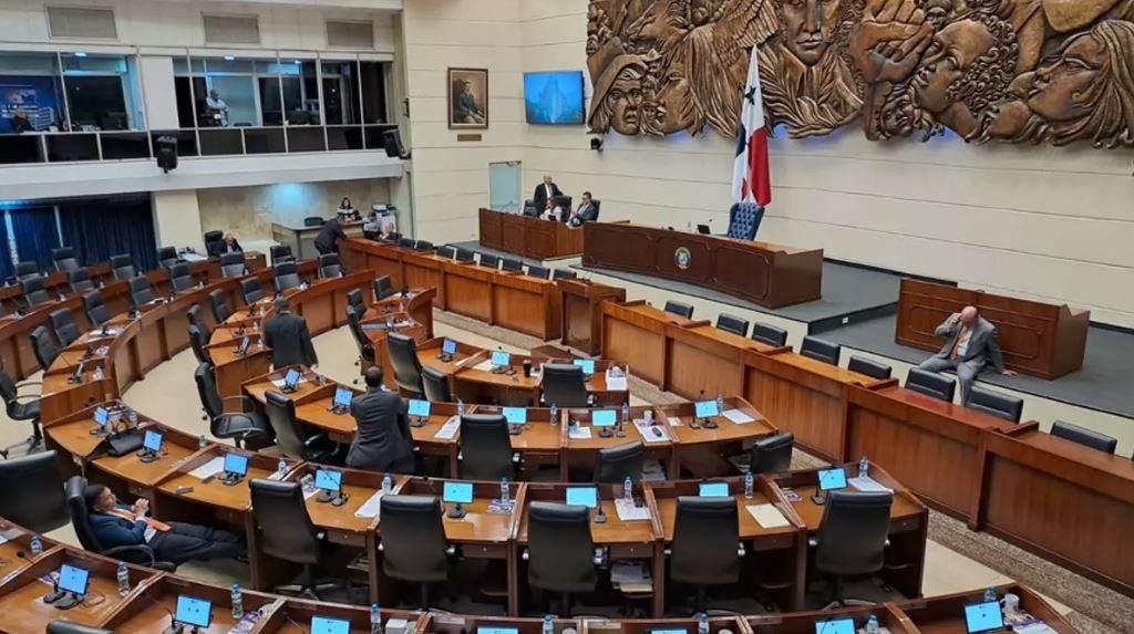 La sesión del lunes estuvo en receso por más de 3 horas antes de que iniciara la votación en el pleno. Foto Cortesía