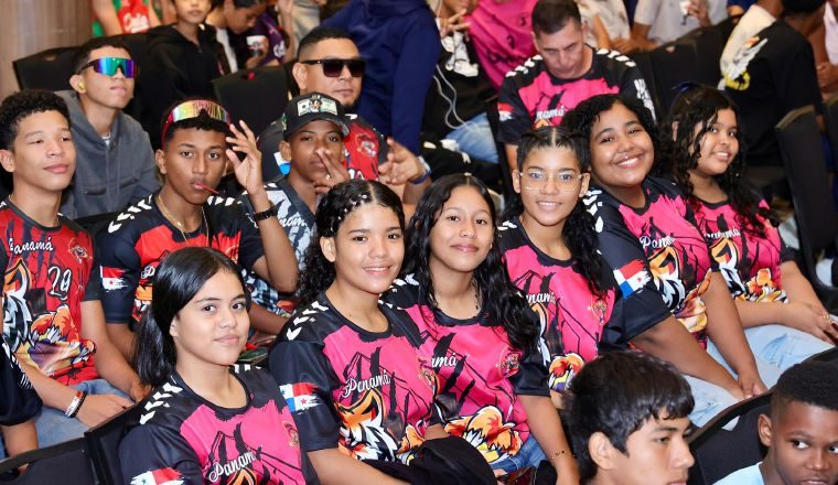 Estudiantes en la premiación de Intercolegiales. Foto: Meduca