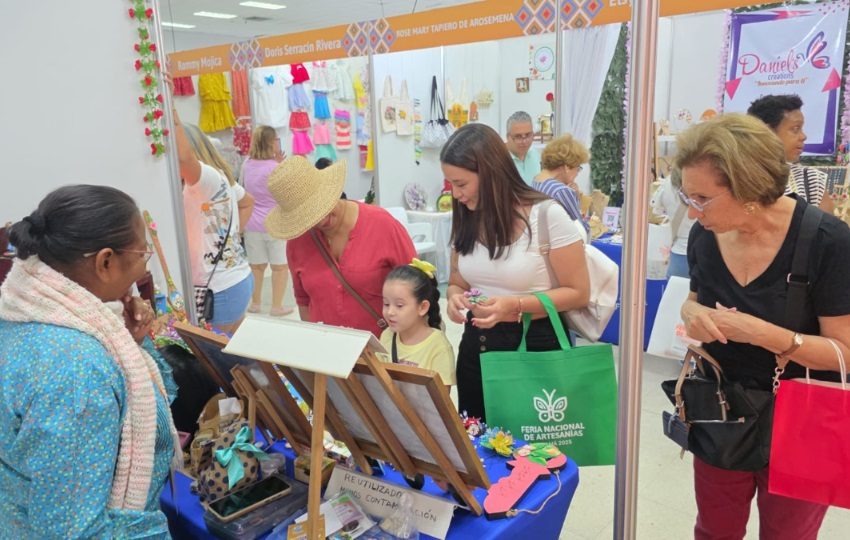 494 de los artesanos fueron mujeres, destacando su rol en la artesanía. Foto: Cortesía